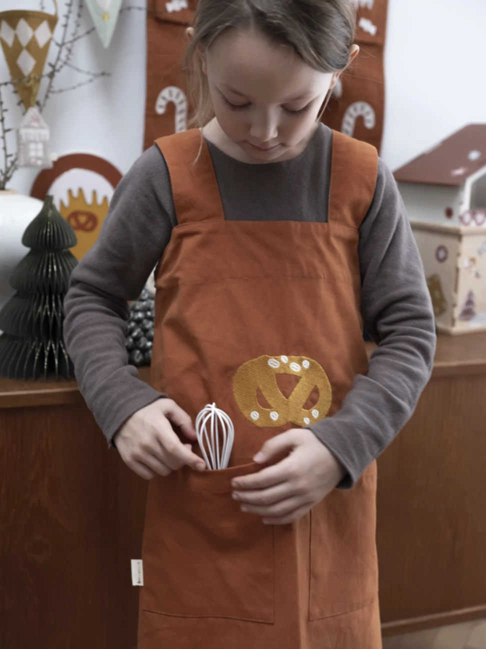 FABELAB Pretzel Embroidered Children's Apron in Cinnamon 6 FABELAB Pretzel Embroidered Children's Apron in Cinnamon